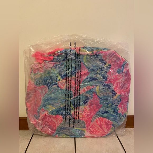 🏖️ Lilly Pulitzer 2018 GWP Sun Canopy
Dimensions:55 in L x 43 in W x 33 in H - Picture 4 of 6